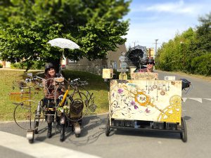 Yestoday en Déambulation dans les rues de Coudroy avec le Piano-Vélo