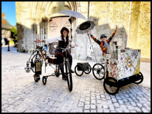 déambulation musicale atypique dans les rues de Jargeau avec le Piano-Vélo et 2 artistes, musiciens, chanteurs