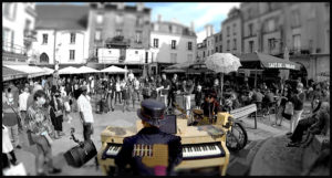 Yestoday en concert en plein centre ville de Lagny sur Marne en Piano-Vélo