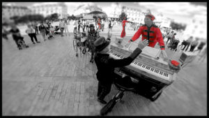 artistes avec yestoday à Orleans en plein centre ville, place d'arc pour une déambulation piano-vélo