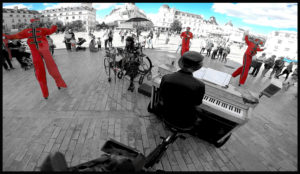déambulation musicale Orléans Loiret et yestoday en Piano-Vélo place d'arc