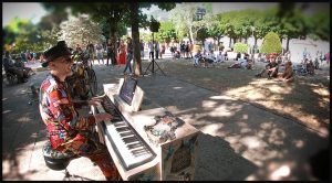 Yestoday en concert au Mont-Dore avec le Public Autour dans le parc de la ville