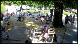 Yestoday en concert au Mont-Dore avec Public nombreux dans le parc