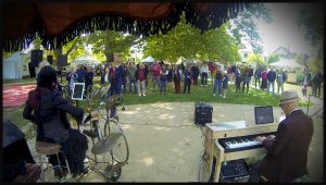 Public nombreux autour de yestoday pendant son concert à Morsang-sur-Orge